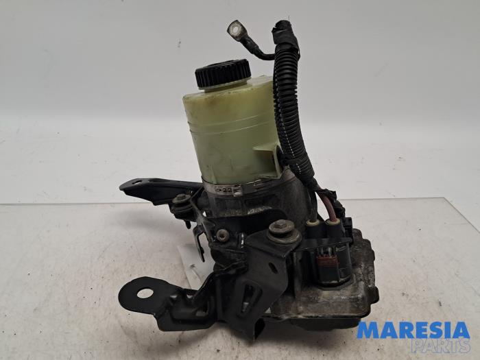 Usagé Pompe de direction Renault Trafic (1FL/2FL/3FL/4FL) 1.6 dCi 95 Prix € 302,49 Prix TTC proposé par Maresia Parts