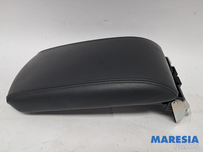 Begagnade Armstöd Peugeot 308 CC (4B) 1.6 16V THP 155 Pris € 50,00 Marginaltabell erbjuds av Maresia Parts