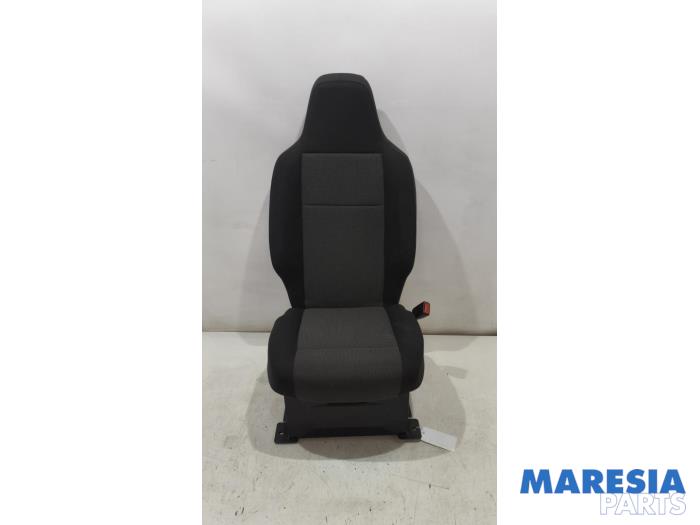 Używane Fotel prawy Opel Combo Cargo 1.5 CDTI 100 Cena € 157,29 Z VAT oferowane przez Maresia Parts