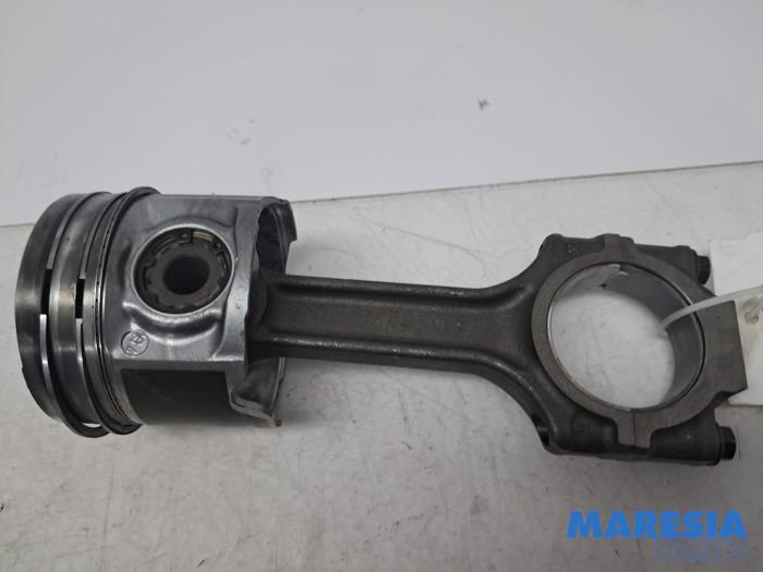 Używane Korbowód Alfa Romeo GT (937) 1.9 JTD 16V Multijet Cena € 74,95 Procedura marży oferowane przez Maresia Parts