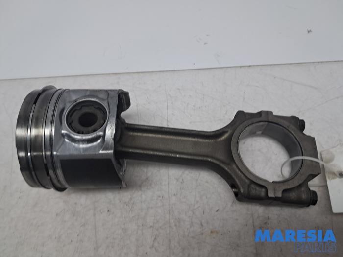 Używane Korbowód Alfa Romeo GT (937) 1.9 JTD 16V Multijet Cena € 74,95 Procedura marży oferowane przez Maresia Parts