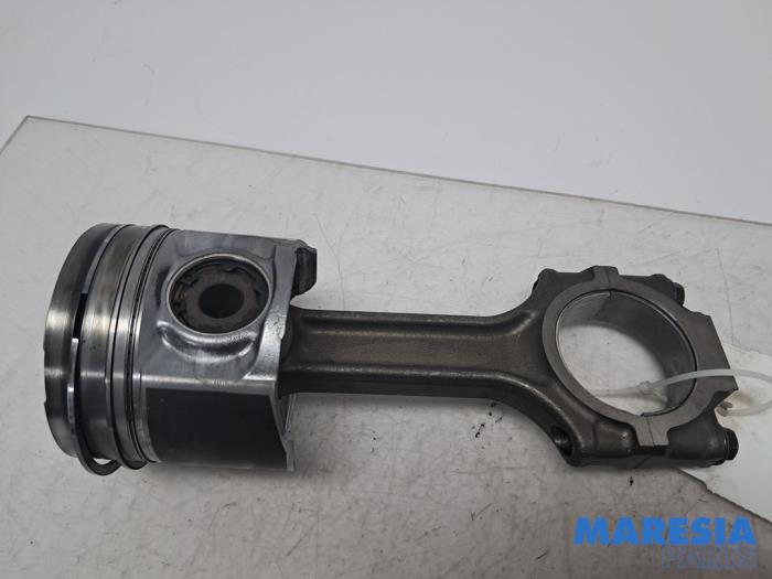 Używane Korbowód Alfa Romeo GT (937) 1.9 JTD 16V Multijet Cena € 74,95 Procedura marży oferowane przez Maresia Parts