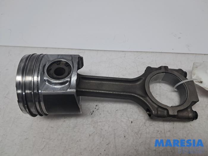 Używane Korbowód Alfa Romeo GT (937) 1.9 JTD 16V Multijet Cena € 74,95 Procedura marży oferowane przez Maresia Parts
