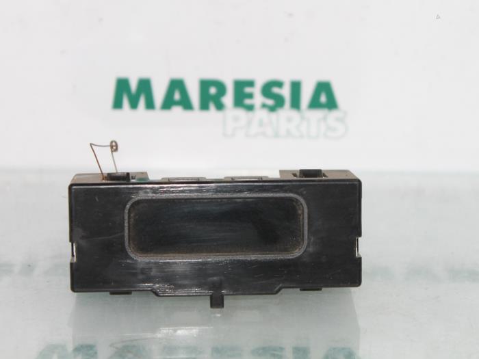 Begagnade Innerdisplay Renault Kangoo Express (FC) 1.6 16V Pris € 15,00 Marginaltabell erbjuds av Maresia Parts