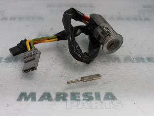 Usados Cerradura de contacto y llave Renault Kangoo Express (FC) 1.6 16V Precio € 25,00 Norma de margen ofrecido por Maresia Parts