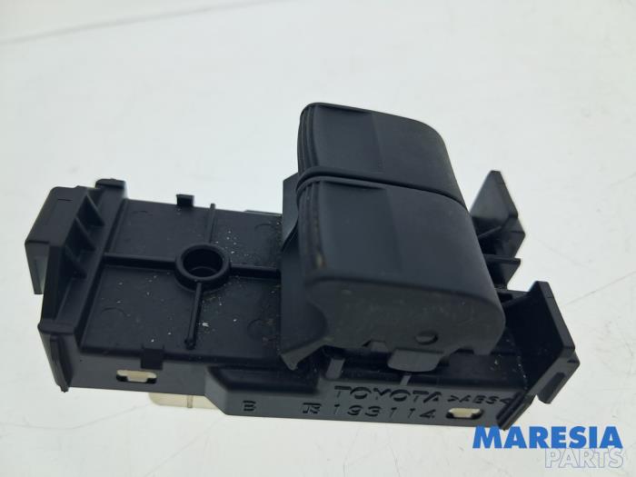 Usados Interruptor de ventanilla eléctrica Peugeot 108 1.0 12V Precio € 19,99 Norma de margen ofrecido por Maresia Parts