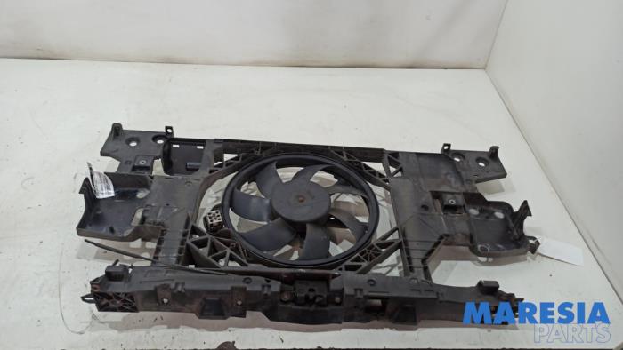 Begagnade Front Renault Megane III Grandtour (KZ) 1.2 16V TCE 115 Pris € 85,00 Marginaltabell erbjuds av Maresia Parts