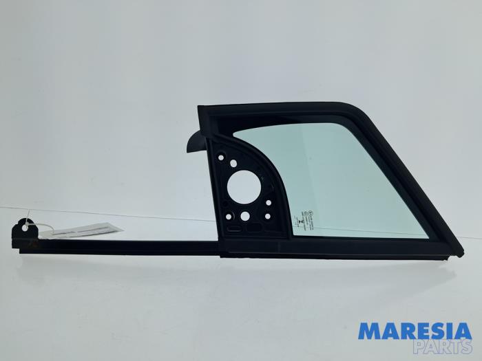 Usados Ventanilla triangular izquierda delante Opel Combo Cargo 1.5 CDTI 100 Precio € 121,00 IVA incluido ofrecido por Maresia Parts