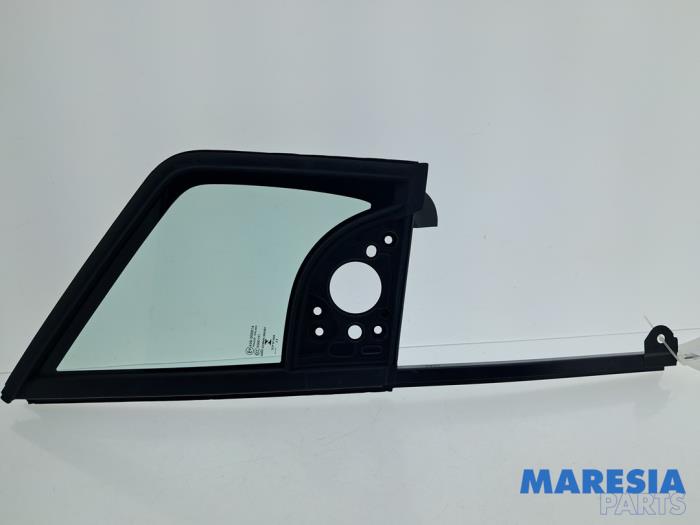 Usados Ventanilla triangular derecha delante Opel Combo Cargo 1.5 CDTI 100 Precio € 121,00 IVA incluido ofrecido por Maresia Parts