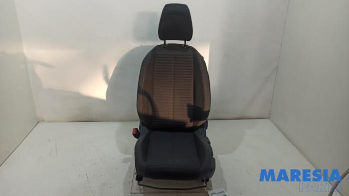 Używane Fotel lewy Peugeot 208 II (UB/UH/UP) 1.2 Vti 12V PureTech 75 Cena € 150,00 Procedura marży oferowane przez Maresia Parts