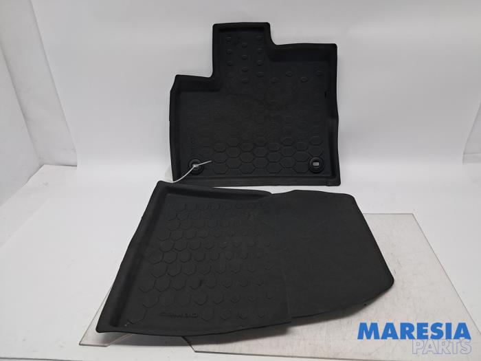 Gebrauchte Matten Set Opel Combo Cargo 1.5 CDTI 100 Preis € 48,40 Mit Mehrwertsteuer angeboten von Maresia Parts