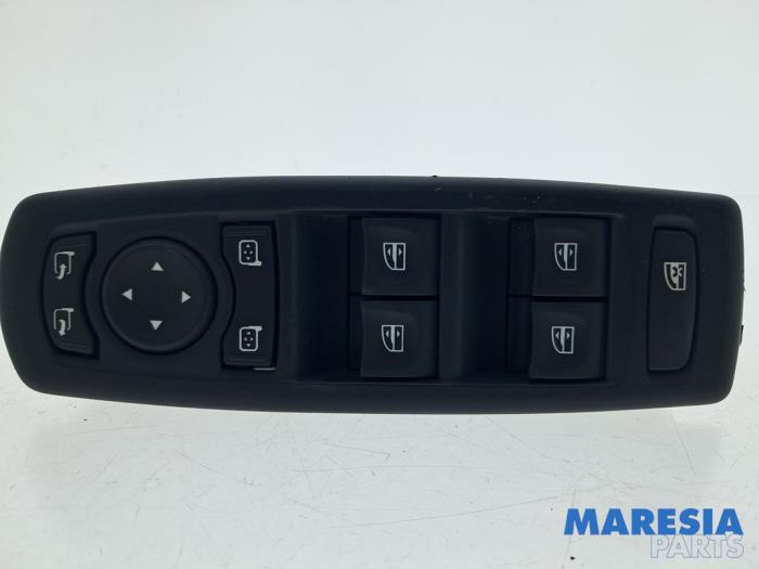 Używane Przelacznik combi okienny Renault Megane III Grandtour (KZ) 1.2 16V TCE 115 Cena € 35,00 Procedura marży oferowane przez Maresia Parts