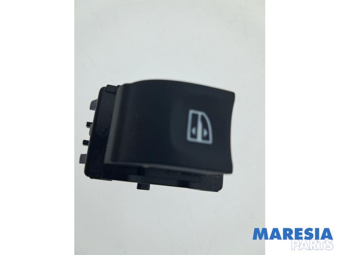Usados Interruptor de ventanilla eléctrica Renault Megane III Grandtour (KZ) 1.2 16V TCE 115 Precio € 10,00 Norma de margen ofrecido por Maresia Parts