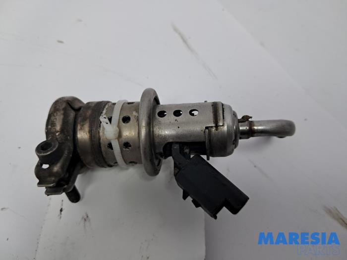Używane Wtryskiwacz AdBlue Citroen C4 Cactus (0B/0P) 1.6 Blue Hdi 100 Cena € 75,00 Procedura marży oferowane przez Maresia Parts