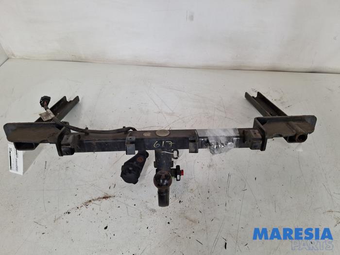 Używane Hak holowniczy Opel Astra J Sports Tourer (PD8/PE8/PF8) 1.4 Turbo 16V Cena € 100,00 Procedura marży oferowane przez Maresia Parts