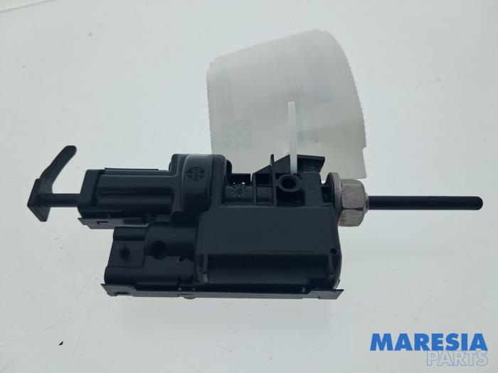 Fuel tank cap lock motor