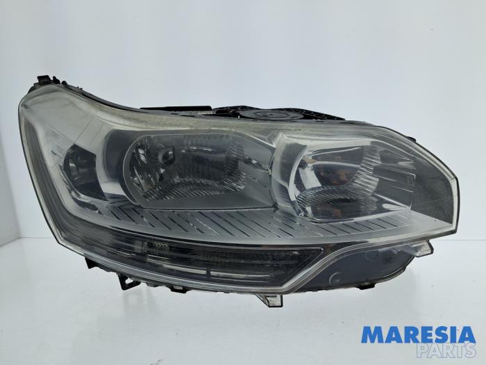 Używane Reflektor prawy Citroen C5 III Tourer (RW) 2.0 16V Cena € 130,00 Procedura marży oferowane przez Maresia Parts