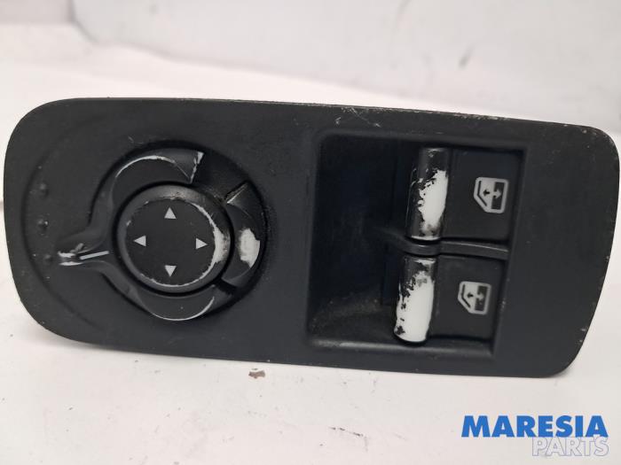 Usados Interruptor combinado de ventanillas Alfa Romeo MiTo (955) 1.4 Turbo Multi Air 16V Quadrifoglio Verde Precio € 25,00 Norma de margen ofrecido por Maresia Parts