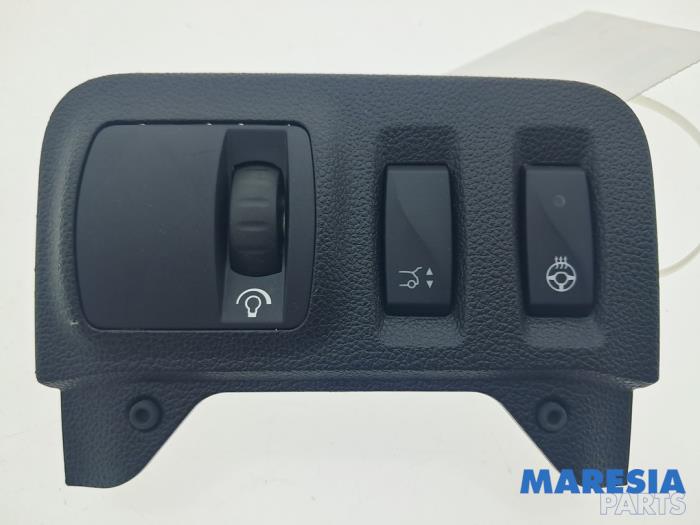 Używane Przelacznik Renault Talisman Estate (RFDK) 1.3 TCE 160 16V Cena € 52,50 Procedura marży oferowane przez Maresia Parts