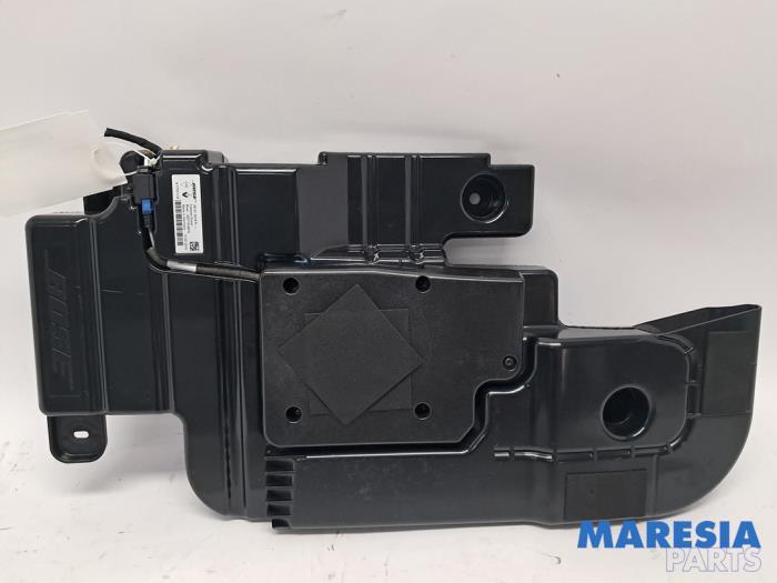 Używane Subwoofer Renault Megane III Grandtour (KZ) 1.2 16V TCE 115 Cena € 75,00 Procedura marży oferowane przez Maresia Parts