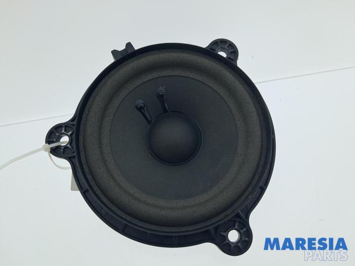 Używane Glosnik Renault Megane III Grandtour (KZ) 1.2 16V TCE 115 Cena € 35,00 Procedura marży oferowane przez Maresia Parts