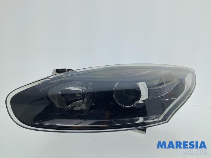 Używane Reflektor lewy Renault Megane III Grandtour (KZ) 1.2 16V TCE 115 Cena € 155,55 Procedura marży oferowane przez Maresia Parts