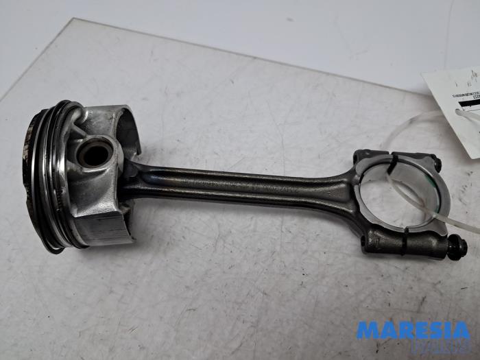 Używane Korbowód Peugeot 208 I (CA/CC/CK/CL) 1.0 Vti 12V PureTech Cena € 79,99 Procedura marży oferowane przez Maresia Parts