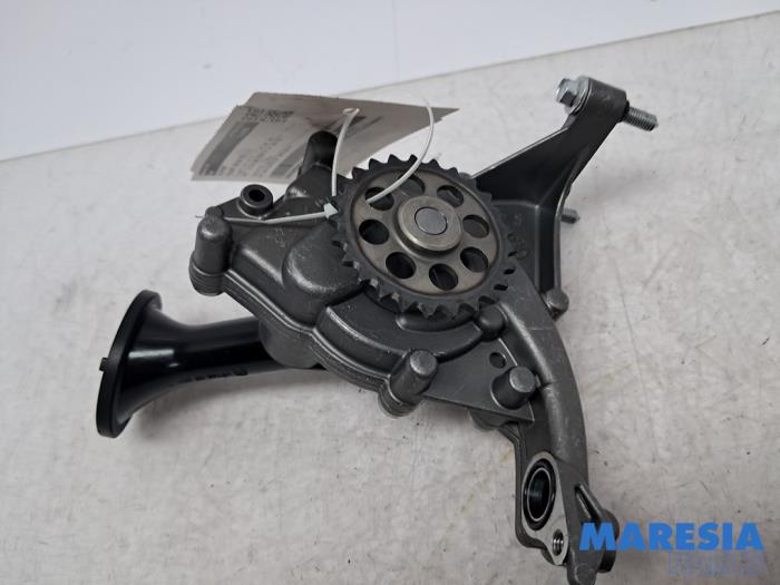 Używane Pompa oleju Peugeot 208 I (CA/CC/CK/CL) 1.0 Vti 12V PureTech Cena € 69,95 Procedura marży oferowane przez Maresia Parts