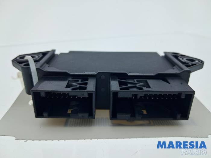 Usados Módulo PDC Renault Trafic (1FL/2FL/3FL/4FL) 2.0 dCi 16V 170 Precio € 121,00 IVA incluido ofrecido por Maresia Parts
