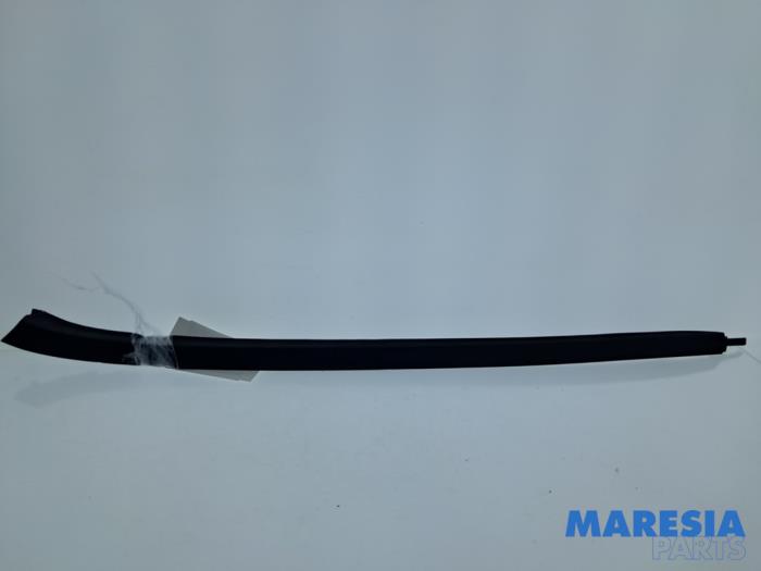 Gebrauchte Windschutzscheibe blende Opel Astra J Sports Tourer (PD8/PE8/PF8) 1.4 Turbo 16V Preis € 15,00 Margenregelung angeboten von Maresia Parts