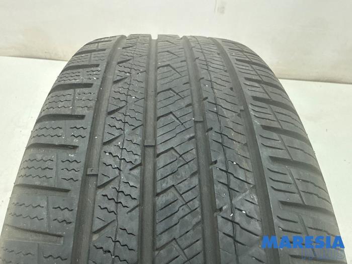 Używane Opona Citroen C4 Cactus (0B/0P) 1.2 PureTech 82 12V Cena € 25,00 Procedura marży oferowane przez Maresia Parts