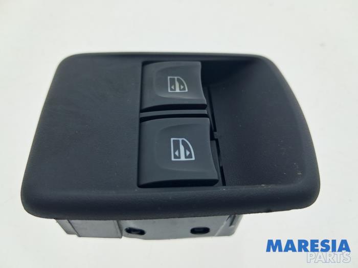 Usados Interruptor de ventanilla eléctrica Opel Vivaro 1.6 CDTi BiTurbo 125 Precio € 18,09 IVA incluido ofrecido por Maresia Parts