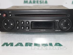 Używane Radioodtwarzacz CD Renault Trafic New (JL) 1.9 dCi 100 16V Cena € 85,00 Procedura marży oferowane przez Maresia Parts