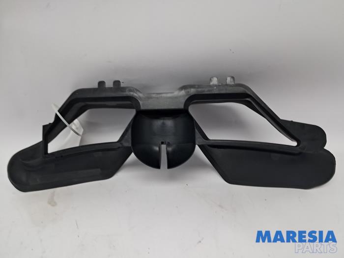 Begagnade Lufttratt Renault Captur I (2R) 0.9 Energy TCE 12V Pris € 25,00 Marginaltabell erbjuds av Maresia Parts