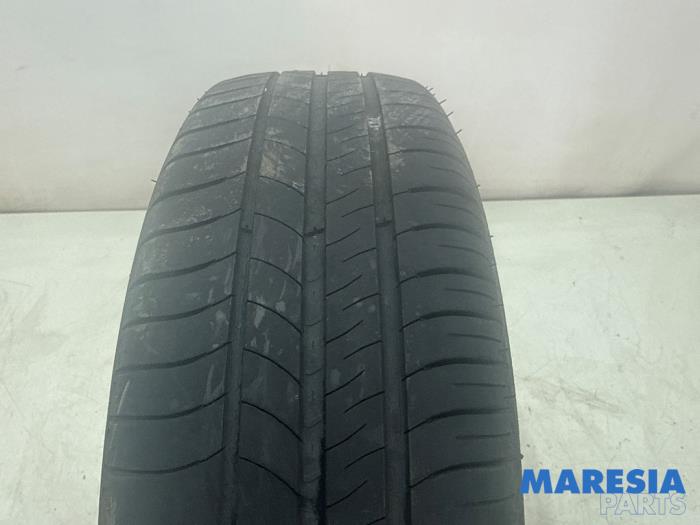 Używane Opona Renault Twingo III (AH) 1.0 SCe 70 12V Cena € 20,00 Procedura marży oferowane przez Maresia Parts