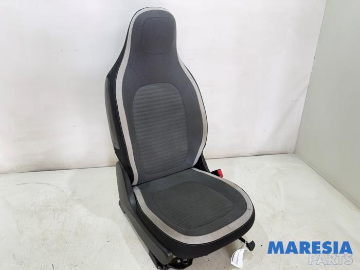 Używane Fotel prawy Renault Twingo III (AH) 1.0 SCe 70 12V Cena € 89,99 Procedura marży oferowane przez Maresia Parts
