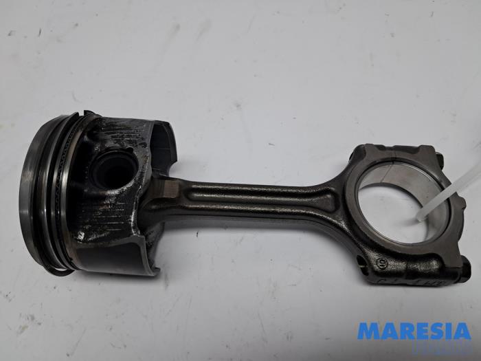 Używane Korbowód Renault Clio V (RJAB) 1.0 TCe 100 12V Cena € 75,00 Procedura marży oferowane przez Maresia Parts