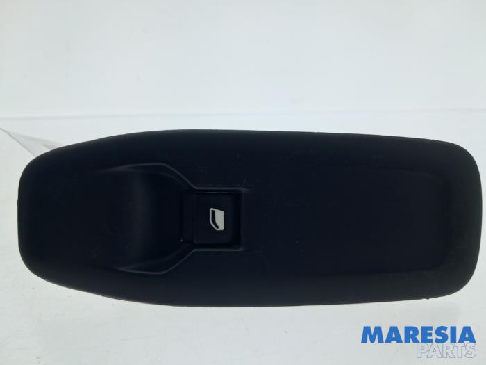 Usados Interruptor de ventanilla eléctrica Peugeot 2008 (CU) 1.2 12V e-THP PureTech 110 Precio € 20,00 Norma de margen ofrecido por Maresia Parts