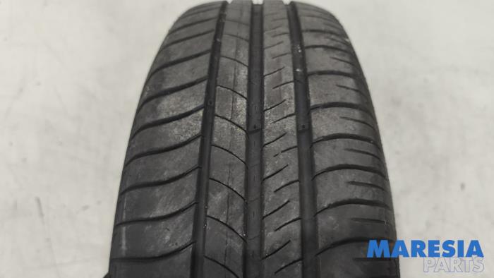 Używane Opona Renault Twingo III (AH) 1.0 SCe 70 12V Cena € 25,00 Procedura marży oferowane przez Maresia Parts