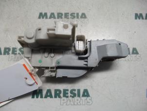Used Door lock mechanism 4-door, front left Fiat Bravo (198A) 1.4 16V Price € 35,00 Margin scheme offered by Maresia Parts
