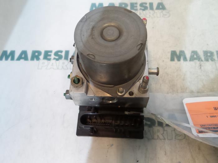 Usagé Bloc ABS Renault Modus/Grand Modus (JP) 1.6 16V Prix € 35,00 Règlement à la marge proposé par Maresia Parts