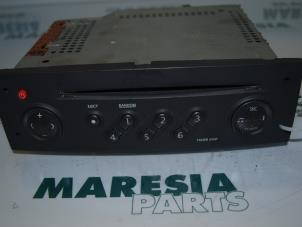 Używane Radioodtwarzacz CD Renault Modus/Grand Modus (JP) 1.6 16V Cena € 45,00 Procedura marży oferowane przez Maresia Parts