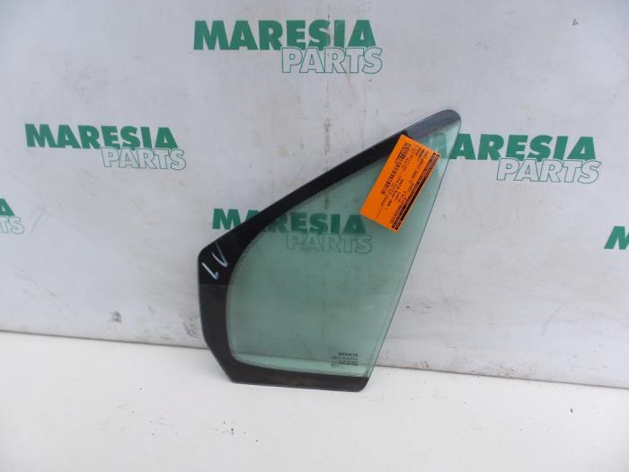 Usados Ventanilla triangular izquierda delante Renault Modus/Grand Modus (JP) 1.6 16V Precio € 30,00 Norma de margen ofrecido por Maresia Parts