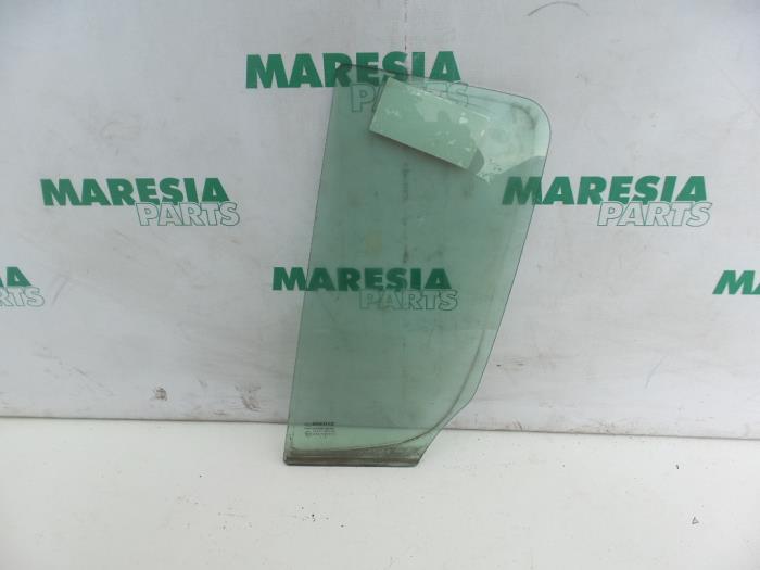 Usados Ventanilla triangular izquierda detrás Renault Modus/Grand Modus (JP) 1.5 dCi 65 FAP Precio € 25,00 Norma de margen ofrecido por Maresia Parts