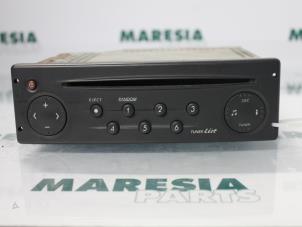 Używane Radioodtwarzacz CD Renault Laguna II (BG) 1.6 16V Cena € 50,00 Procedura marży oferowane przez Maresia Parts