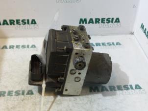 Używane Pompa ABS Fiat Stilo (192A/B) 1.2 16V Cena € 90,00 Procedura marży oferowane przez Maresia Parts