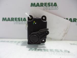 Used Heater valve motor Renault Clio III (BR/CR) 1.6 16V Price € 25,00 Margin scheme offered by Maresia Parts