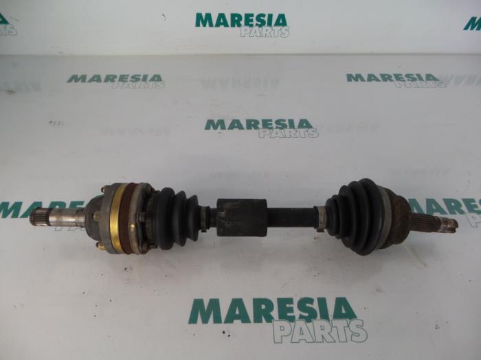 Usagé Arbre de transmission avant gauche Alfa Romeo 147 (937) 1.6 HP Twin Spark 16V Prix € 50,00 Règlement à la marge proposé par Maresia Parts