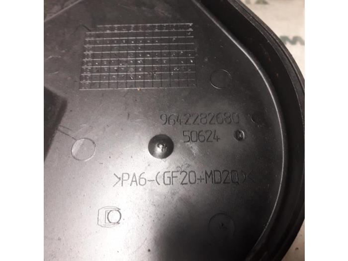 Timing cover from a Peugeot 308 (4A/C) 1.6 HDiF 16V 2008