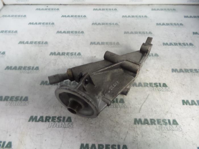 Begagnade Oljefilterhållare Peugeot 407 SW (6E) 2.0 HDiF 16V Pris € 40,00 Marginaltabell erbjuds av Maresia Parts